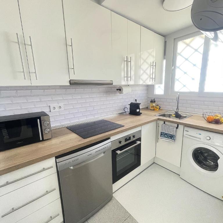 My Dream Beach & Town Apartment - Three-Bedroom Apartment - 10