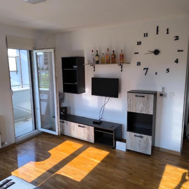Apartment for a day, Zemun, Altina, two bedrooms - Apartman sa 1 Spavaćom Sobom - 1