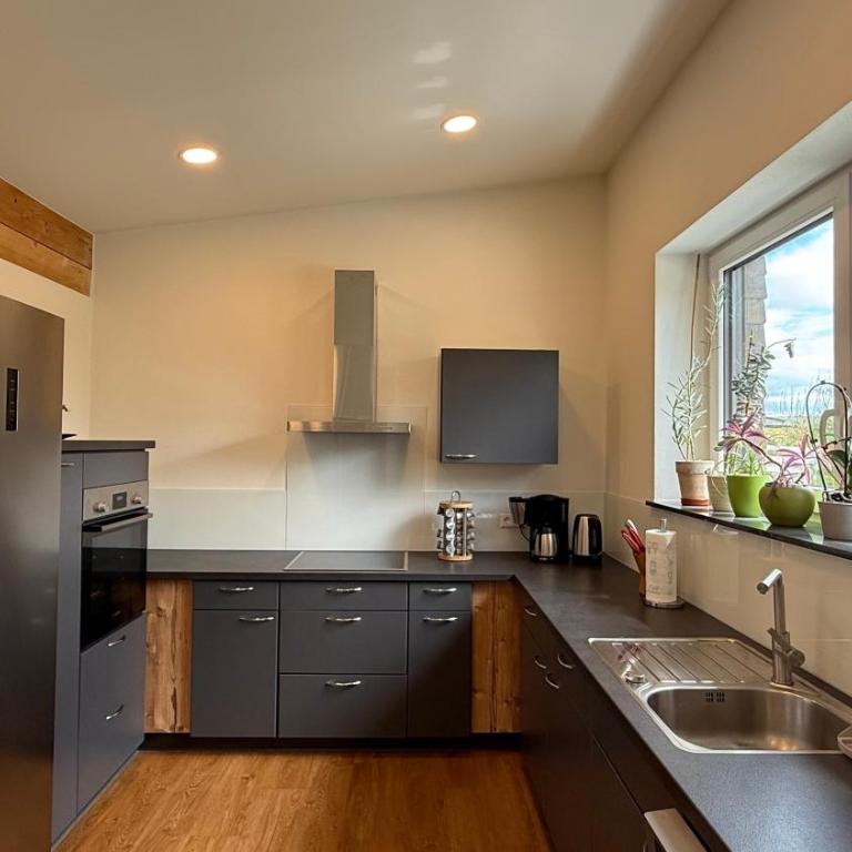 Ferienwohnung Weitblick Wangen im Allgäu - Zwei Schlafzimmer - Terrasse - Kamin - Deluxe Apartment mit 2 Schlafzimmern und Gartenblick - 16