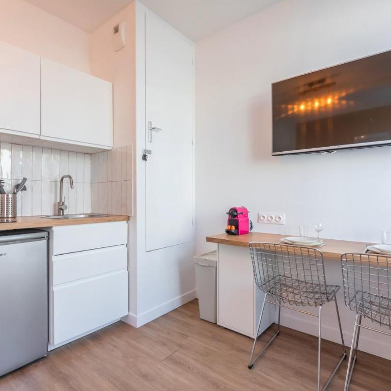 Charming Lille St Michel studio - Apartment - 8
