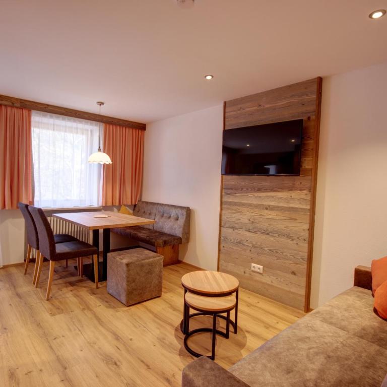 Gasthof-Appartements Vroni - Chiemgau Karte - Apartment mit Balkon - 4