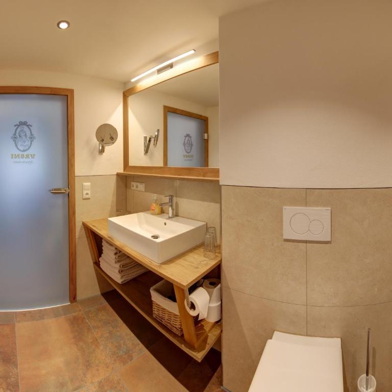 Gasthof-Appartements Vroni - Chiemgau Karte - Apartment mit 2 Schlafzimmern und Balkon - 9