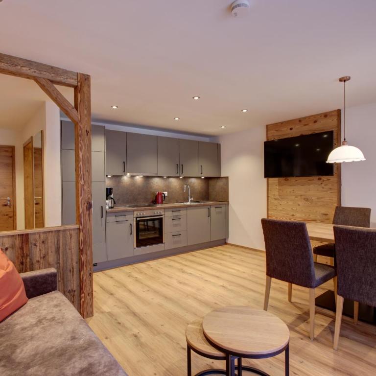 Gasthof-Appartements Vroni - Chiemgau Karte - Apartment mit 2 Schlafzimmern und Balkon - 1