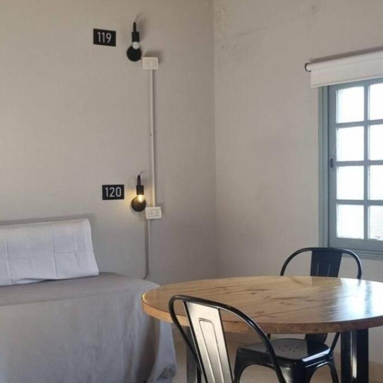 Habitación y living-comedor para hasta 3 pax con patio privado en desnivel - Habitación Doble - 1 o 2 camas - 5