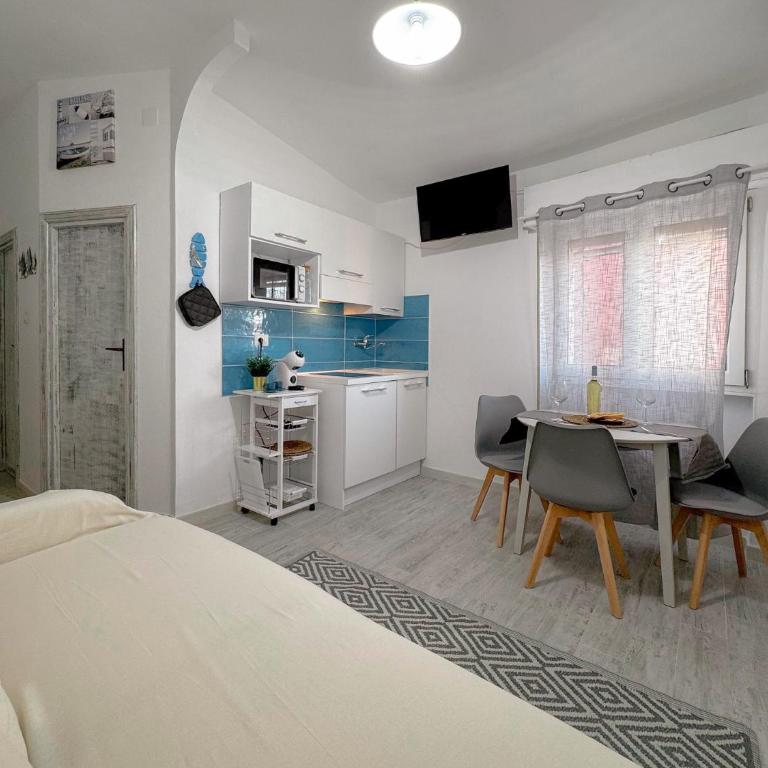 Stintino Center - Wi-Fi & Private Parking by Host Hero - Appartamento - 5