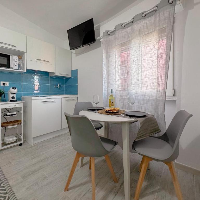 Stintino Center - Wi-Fi & Private Parking by Host Hero - Appartamento - 4