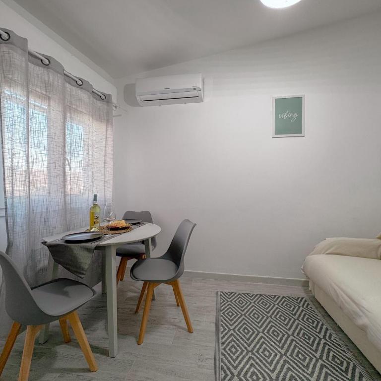 Stintino Center - Wi-Fi & Private Parking by Host Hero - Appartamento - 18