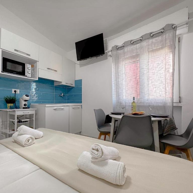 Stintino Center - Wi-Fi & Private Parking by Host Hero - Appartamento - 26