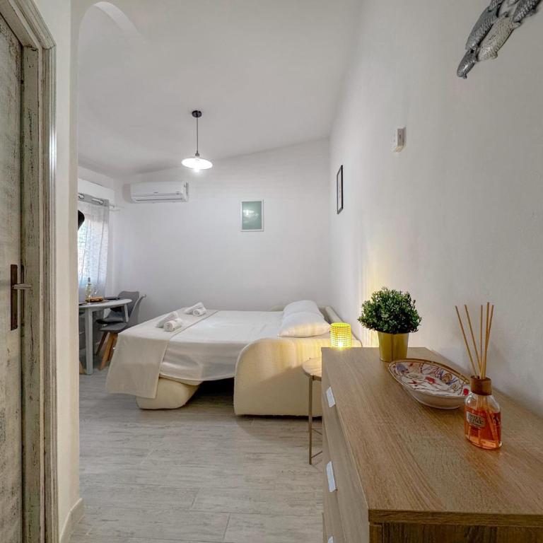 Stintino Center - Wi-Fi & Private Parking by Host Hero - Appartamento - 36