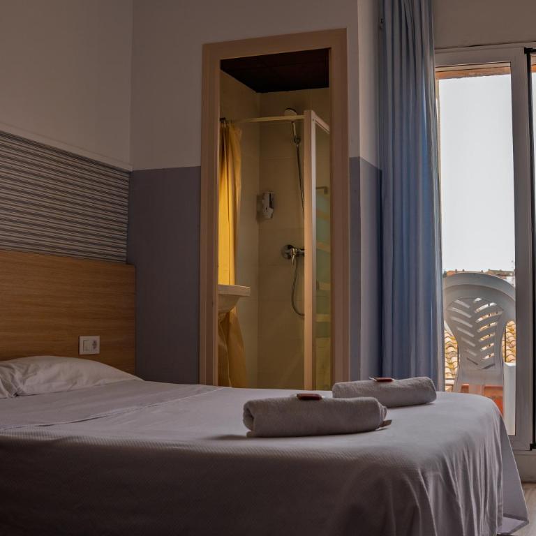 Can Setmanes by CozyCatalonia - Hostal Central Blanes - Habitación Doble Deluxe con balcón - 6