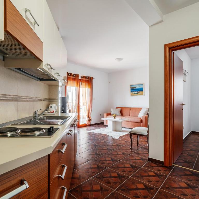 Apartments Radević - One-Bedroom Apartment with Sea View - 2