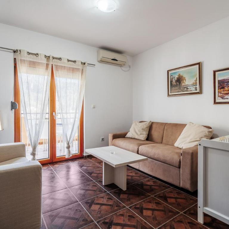 Apartments Radević - One-Bedroom Apartment with Garden View - 3