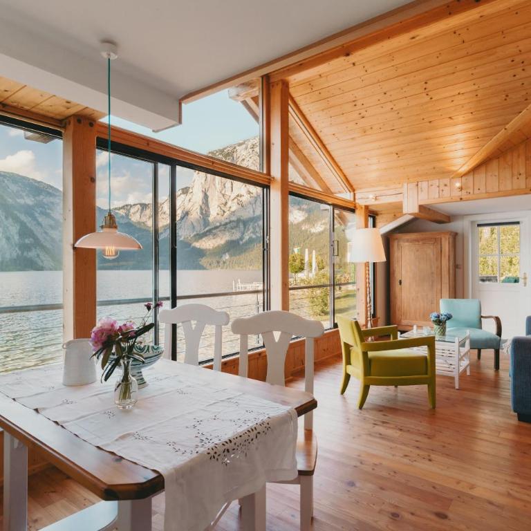 Strandcafé Hideaways Altaussee - One-Bedroom Apartment with Balcony and Water View - 1