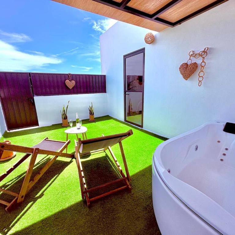 Private Suite with Terrace & Jacuzzi - One-Bedroom Apartment - 3