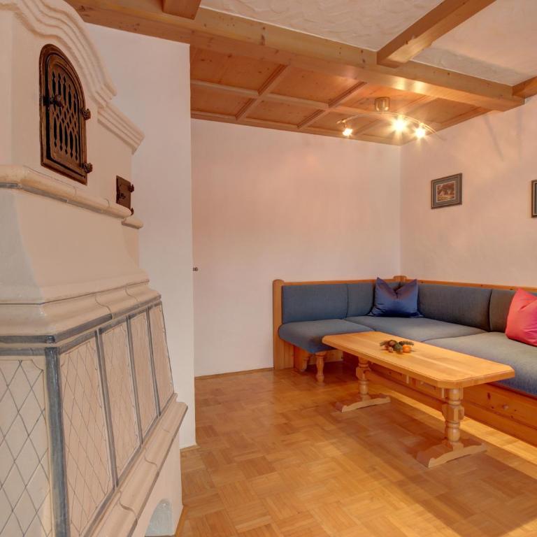 Gasthof-Appartements Vroni - Chiemgau Karte - Apartment mit 1 Schlafzimmer, Balkon und Bergblick - 1