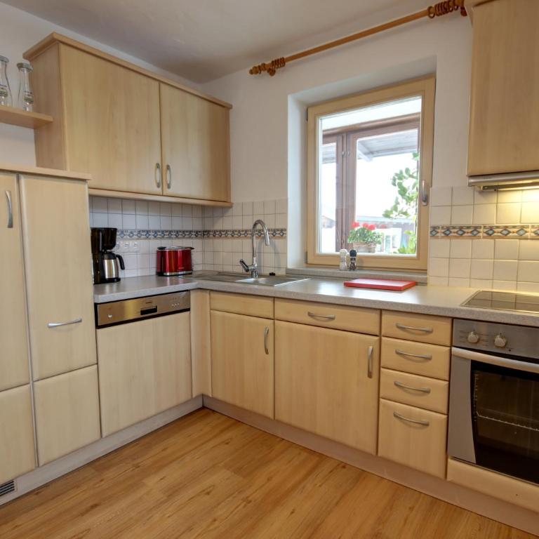 Gasthof-Appartements Vroni - Chiemgau Karte - Apartment mit 1 Schlafzimmer, Balkon und Bergblick - 2