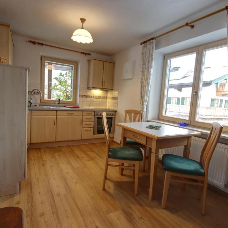 Gasthof-Appartements Vroni - Chiemgau Karte - Apartment mit 1 Schlafzimmer, Balkon und Bergblick - 6