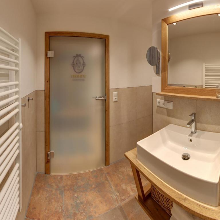Gasthof-Appartements Vroni - Chiemgau Karte - Apartment mit 1 Schlafzimmer, Balkon und Bergblick - 8