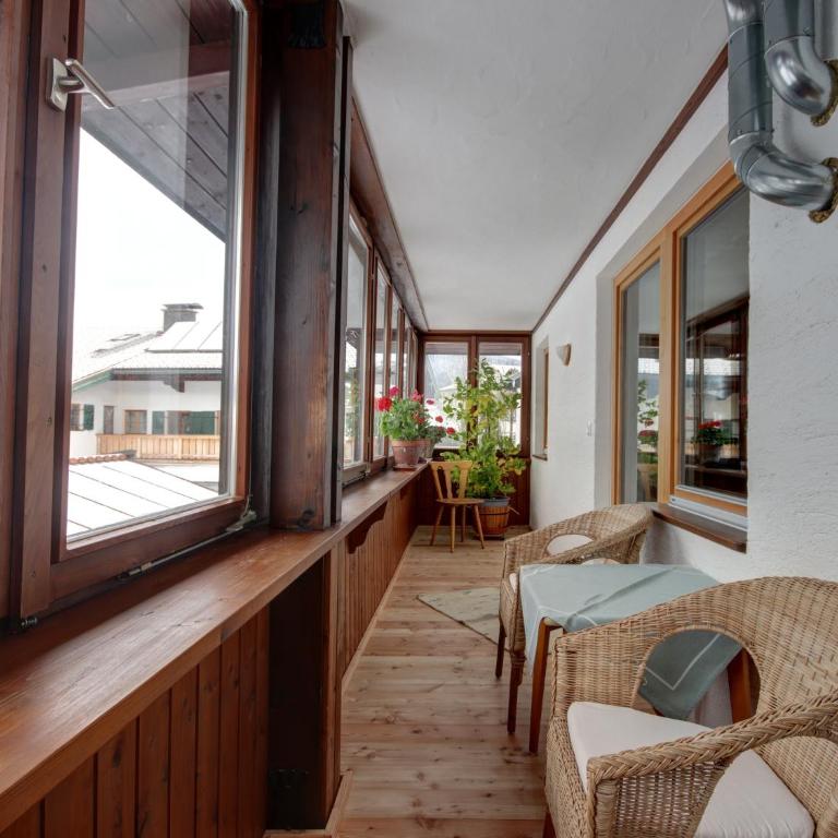 Gasthof-Appartements Vroni - Chiemgau Karte - Apartment mit 1 Schlafzimmer, Balkon und Bergblick - 10
