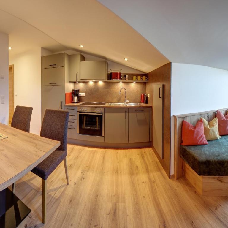 Gasthof-Appartements Vroni - Chiemgau Karte - Apartment mit 2 Schlafzimmern und Aussicht - 2