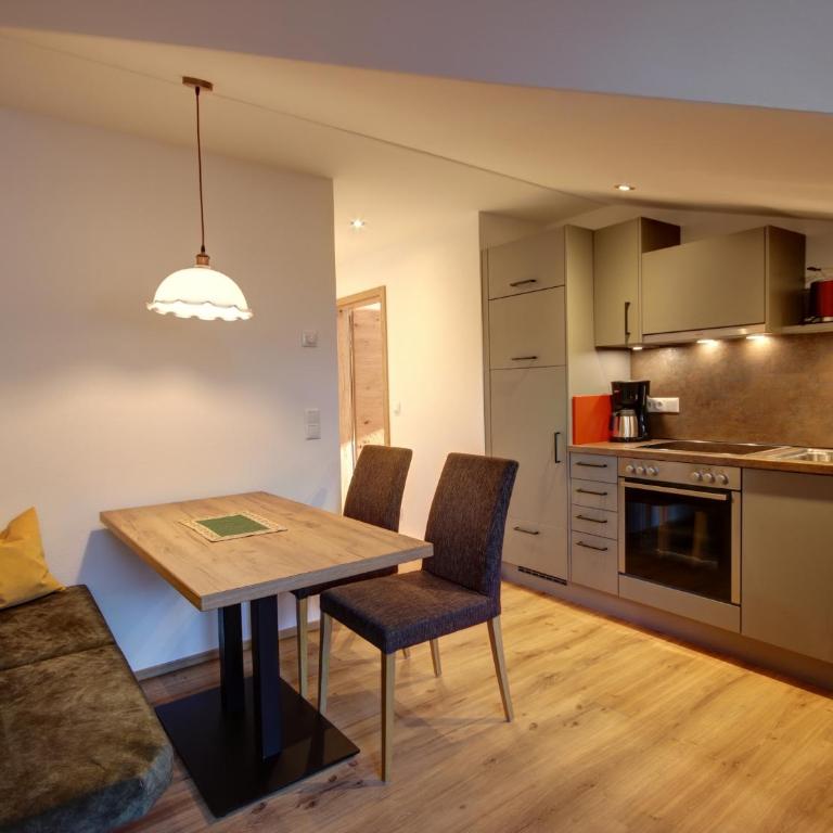 Gasthof-Appartements Vroni - Chiemgau Karte - Apartment mit 2 Schlafzimmern und Aussicht - 3