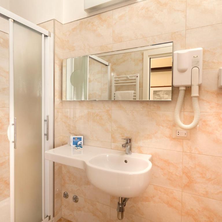 Hotel Milano Helvetia - in centro con piscina - Superior Double Room with Balcony - 3