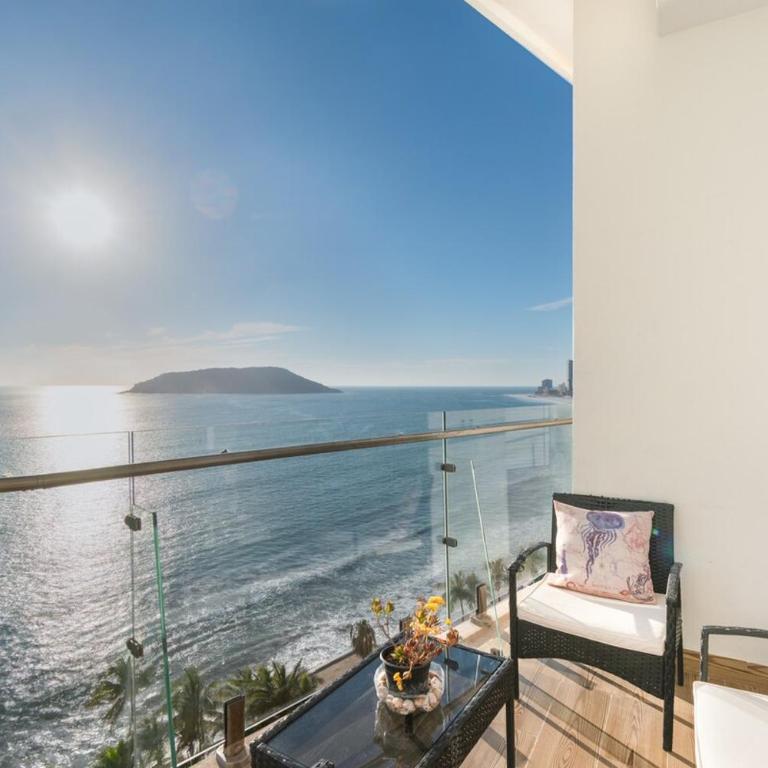 9th floor on Camino Al Mar Direct access to the beach - Two-Bedroom Apartment - 21