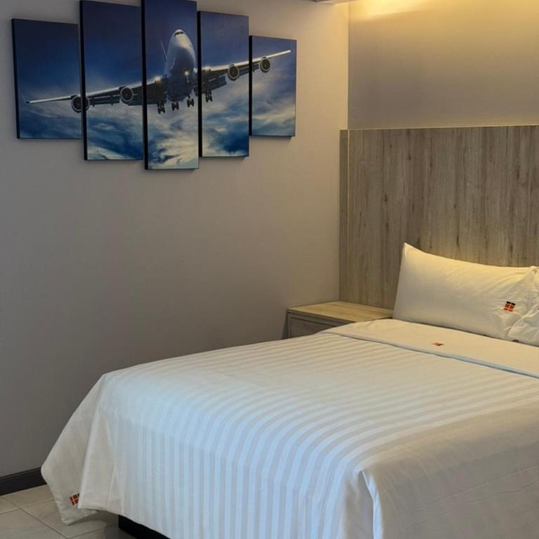 Hangar Inn TJ - Aeropuerto - Deluxe Queen Room with Two Queen Beds - 6