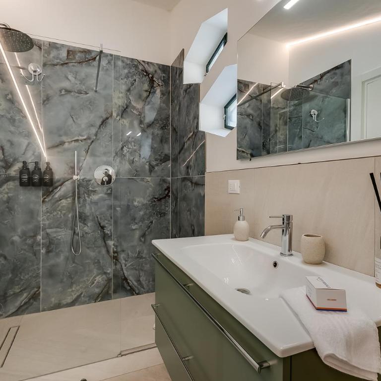 Villa Mercurio - One Bedroom Apartment with Lake View 1 - 10