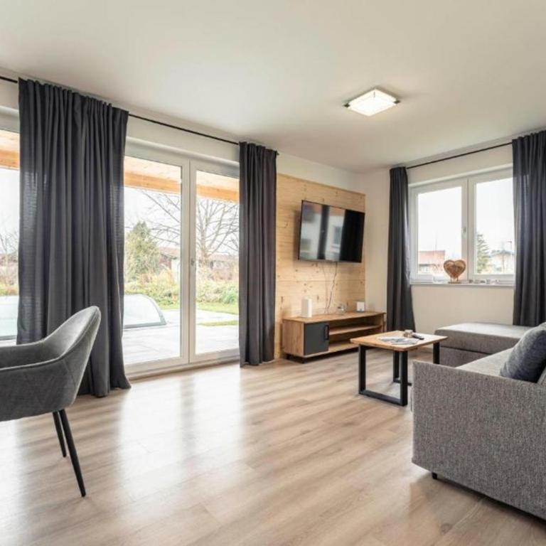 Luxalps- Chalets Inzell- Sauna- Skifahren- Wandern- Natur- Chiemgau Card - Chalet No 8 & 16 mit Hot Pot - Chalet mit 3 Schlafzimmern - 8
