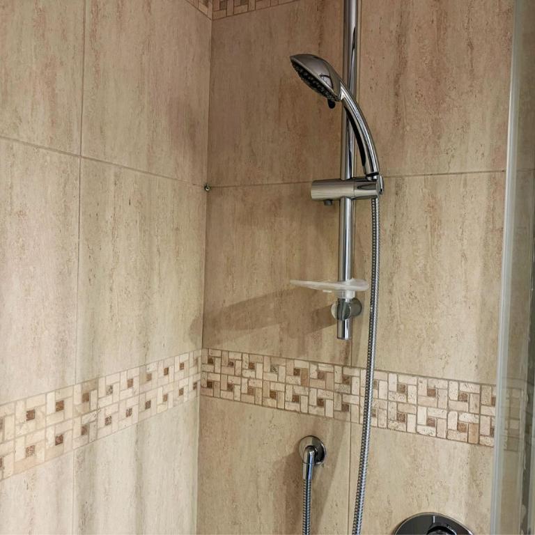 Nice 2 CU - Camera Tripla con Bagno Privato - 4