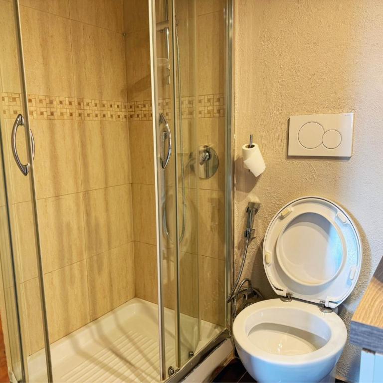 Nice 2 CU - Camera Tripla con Bagno Privato - 15