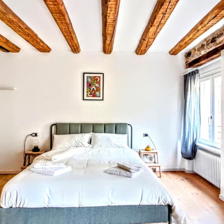 NEW Luxury Jacuzzi Suite - 100sqm Historic Center - 50m from Parking - One-Bedroom Apartment with Spa Bath - 22
