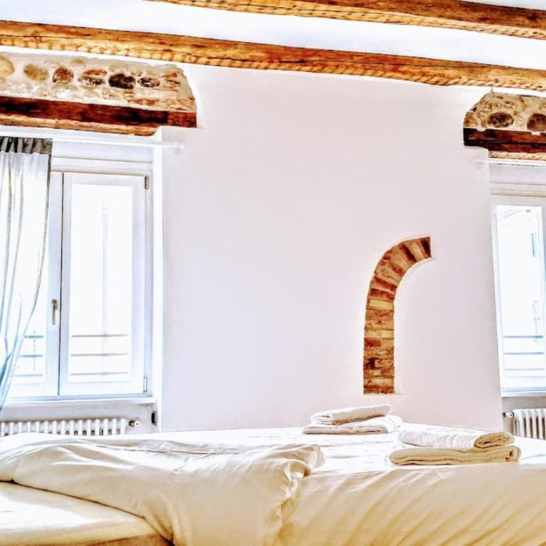 NEW Luxury Jacuzzi Suite - 100sqm Historic Center - 50m from Parking - One-Bedroom Apartment with Spa Bath - 10