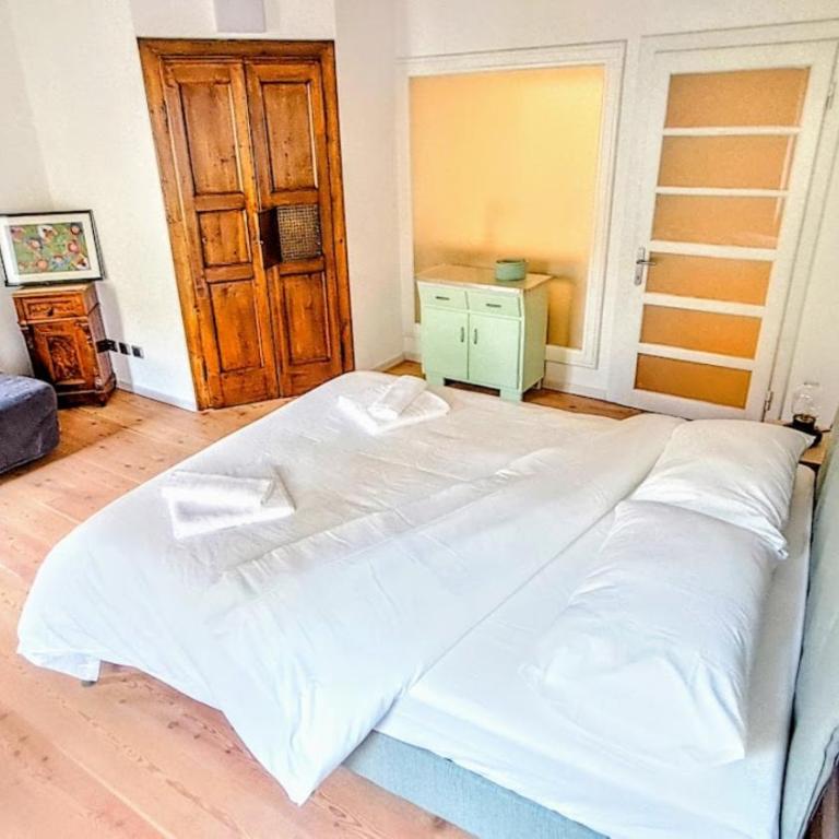 NEW Luxury Jacuzzi Suite - 100sqm Historic Center - 50m from Parking - One-Bedroom Apartment with Spa Bath - 21