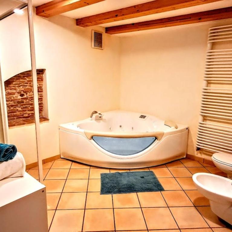 NEW Luxury Jacuzzi Suite - 100sqm Historic Center - 50m from Parking - One-Bedroom Apartment with Spa Bath - 19