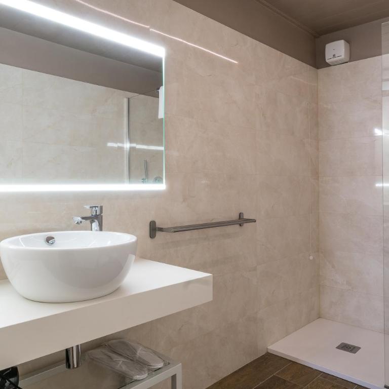 GOGO` Petit Hotel - Deluxe Quadruple Room - 8