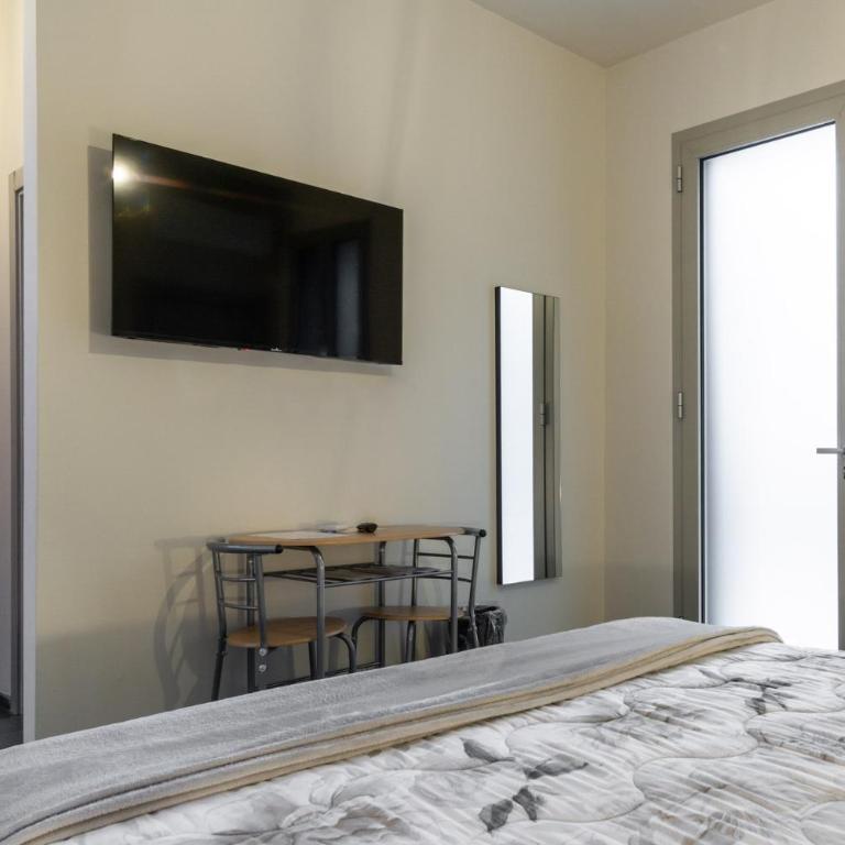 Residenza Grazioli 2 - Camera Matrimoniale con Bagno Privato - 22