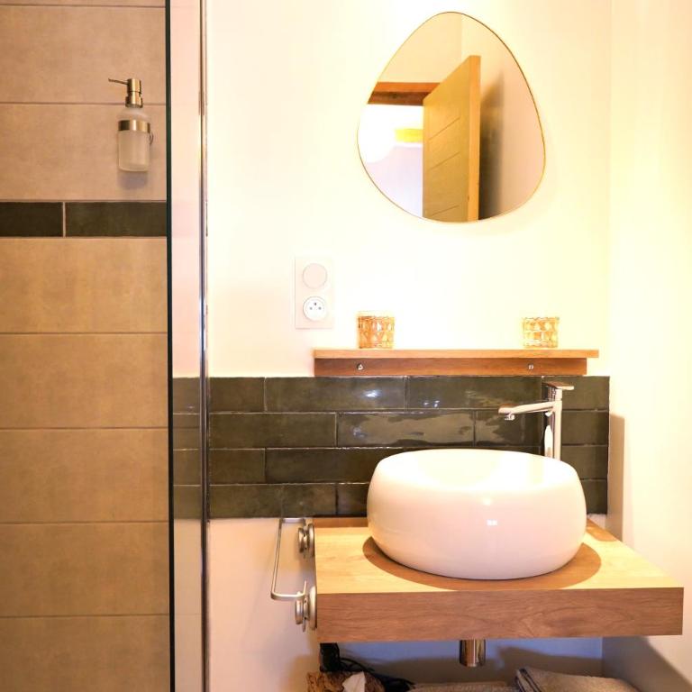 Au Ptit bonheur avec parking motos et vélos et petit déjeuner inclus - Chambre Double - Vue sur Montagne - 5