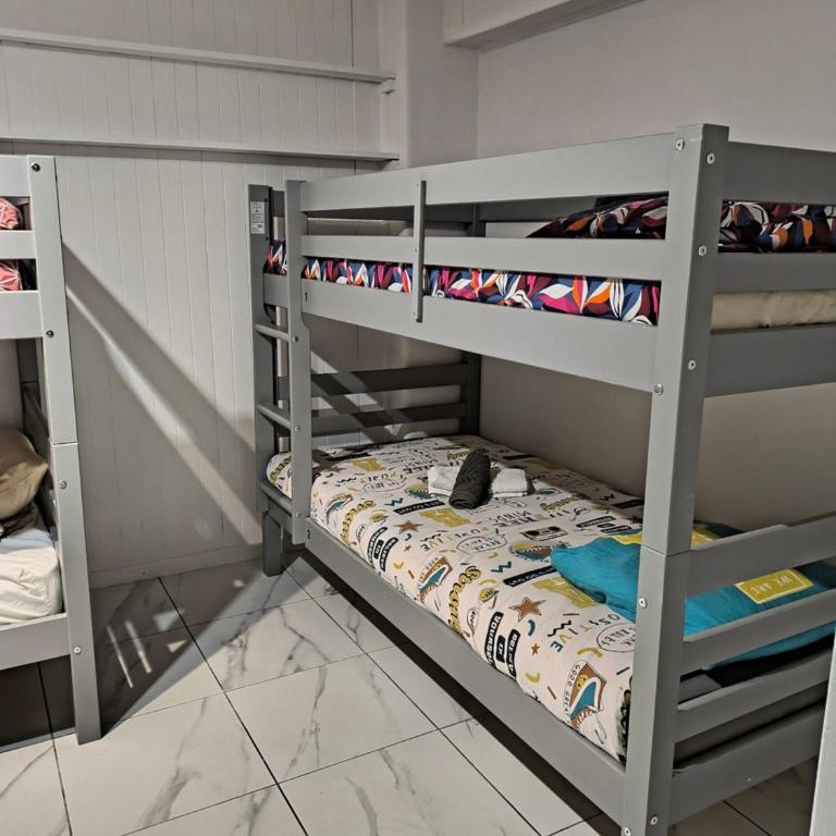 Coliving Ajaccio type Auberge de Jeunesse - Chambre Quadruple avec Salle de Bains Commune - 5
