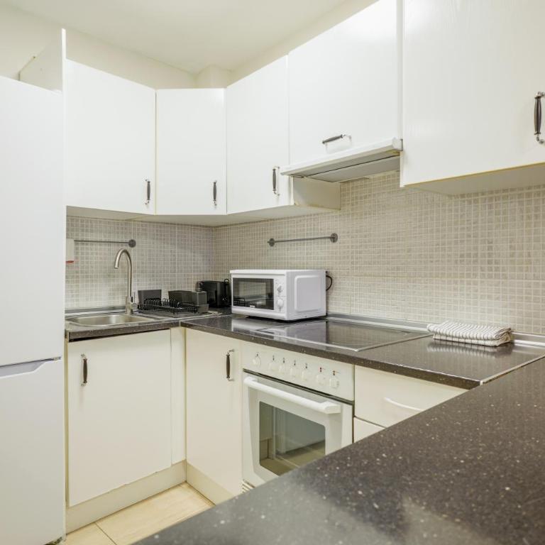 Cozzy Carolina III - Apartamento de 2 dormitorios con vistas a la montaña - 10