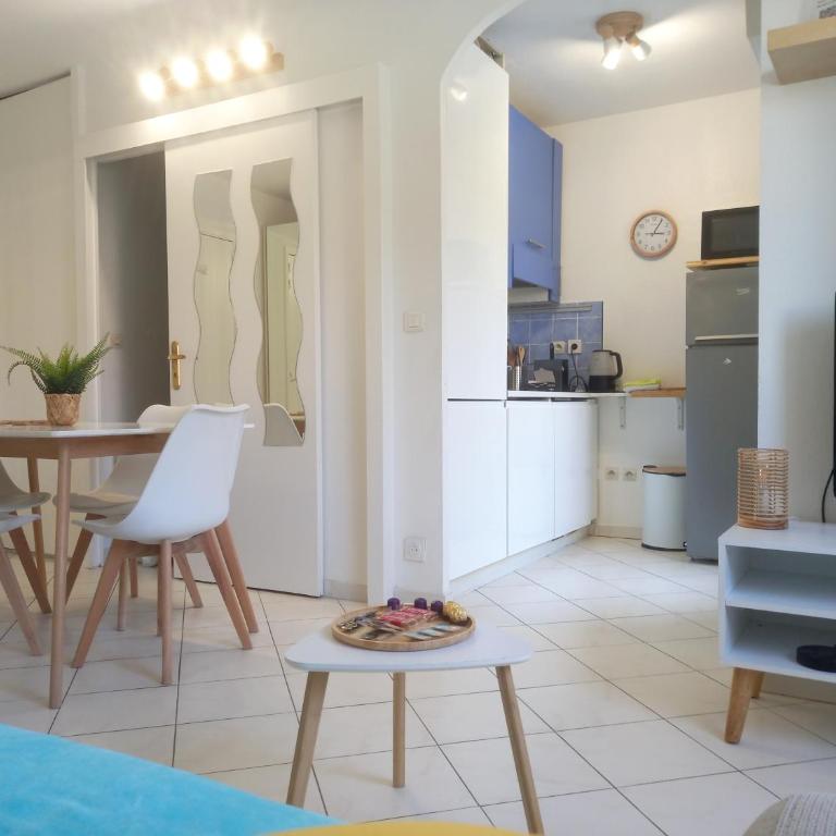 Adorable studio à 200m de la mer , frais , bien équipé et proche des commodités - Apartamento de 1 dormitorio - 4
