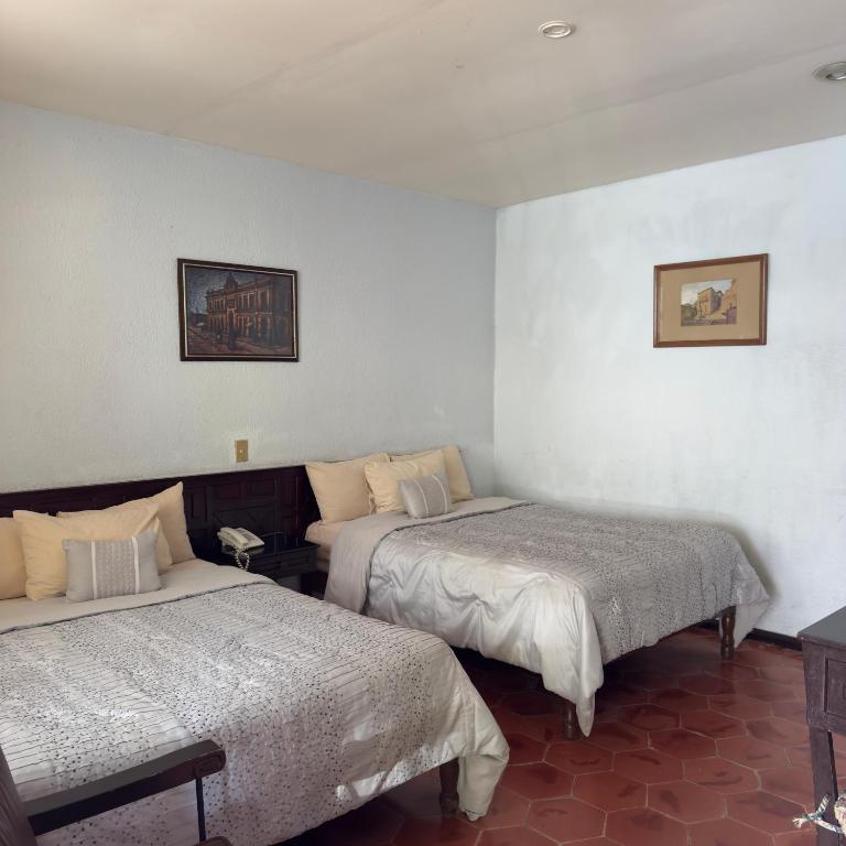 Hotel y Restaurant Embajadoras - Economy Twin Room - 4