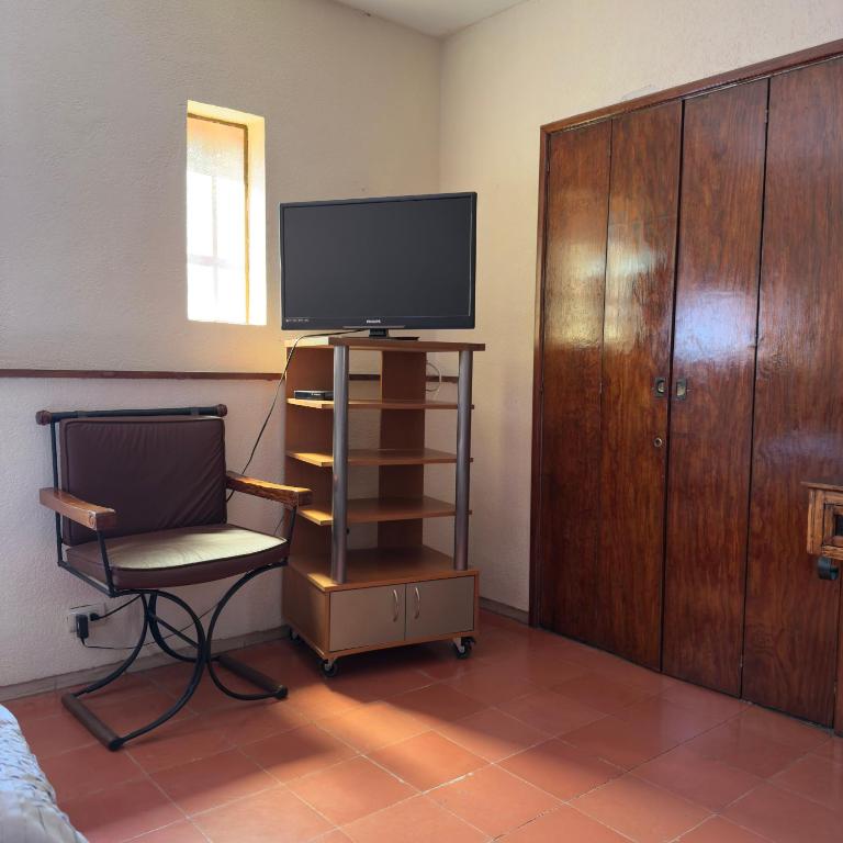 Hotel y Restaurant Embajadoras - Economy Twin Room - 11