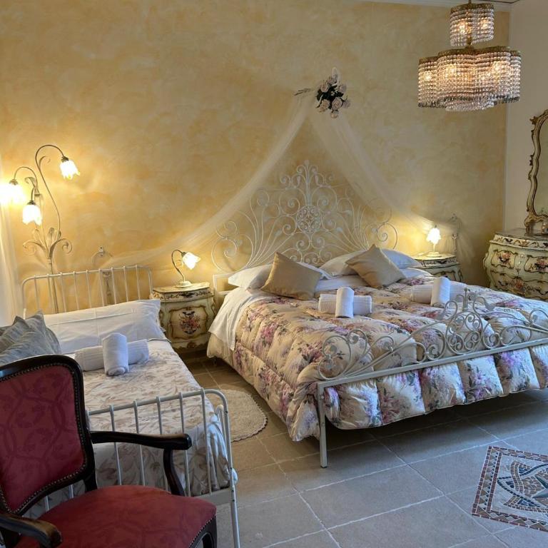 Venetian Style Apartments in Villa - One-Bedroom Apartment - 2