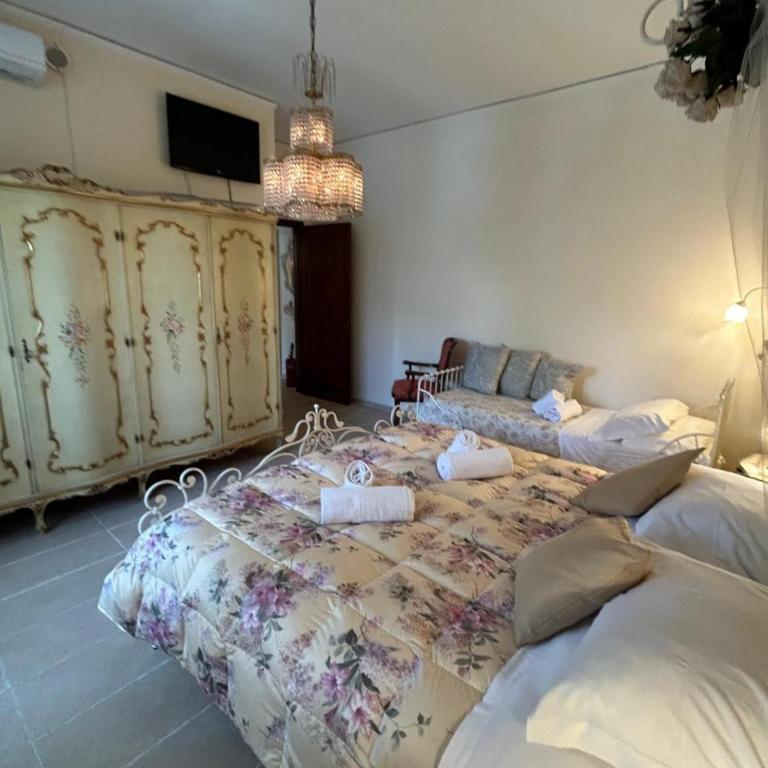 Venetian Style Apartments in Villa - One-Bedroom Apartment - 6