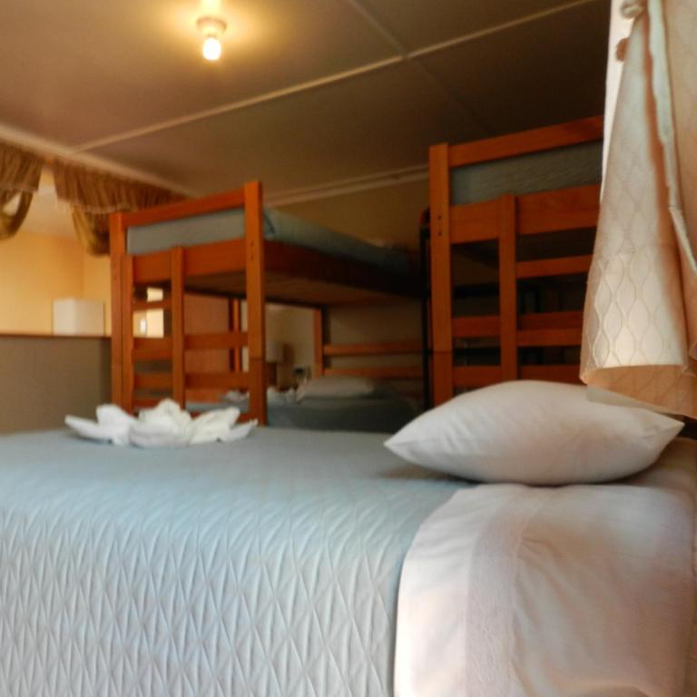 Hostal Illari - Habitación Familiar con baño privado - 11