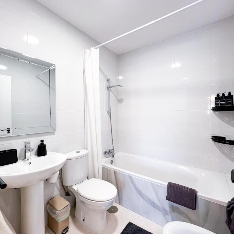 Roquetas Coastal Escape - One-Bedroom Apartment - 13