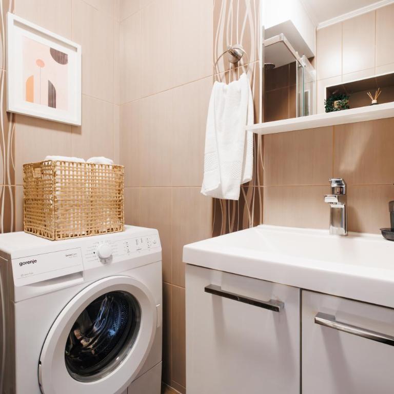Bright Harmony with Balcony Old Town Renovated - Three-Bedroom Apartment with Balcony - 44