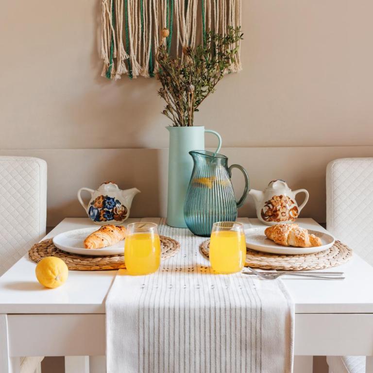 Bright Harmony with Balcony Old Town Renovated - Three-Bedroom Apartment with Balcony - 25